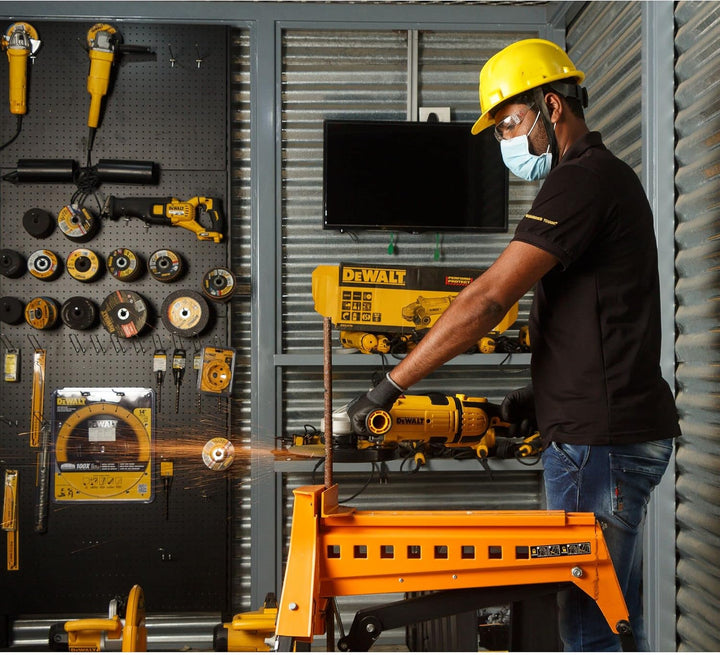 DeWalt Winkelschleifer (2,600 Watt, 230 mm Scheiben-ø, austauschbare Kohlebürsten, Überlastungsschut