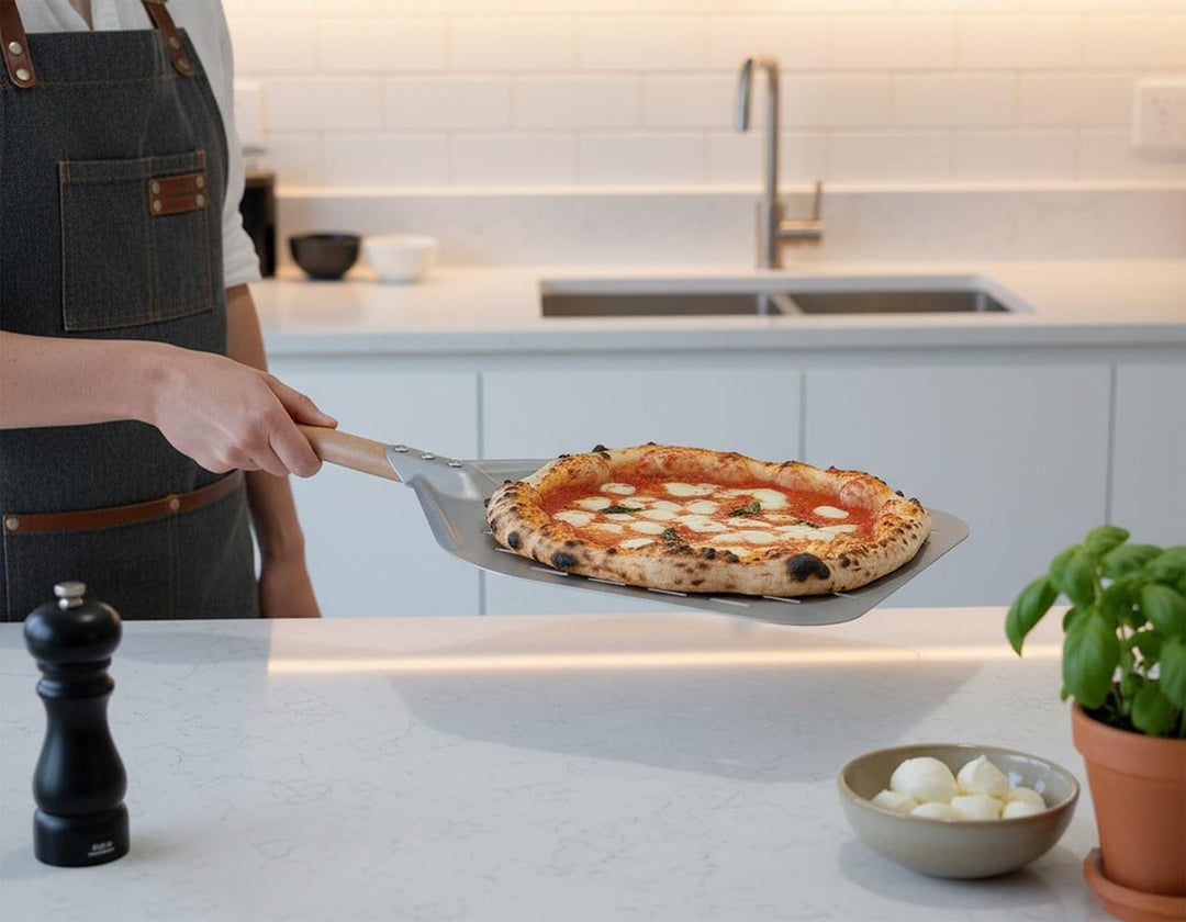 Pizzaschaufel: Perforierter Pizzaschieber mit Aluminium-Schaufel & Holzgriff, Ø 30 cm (Pizzaheber, P