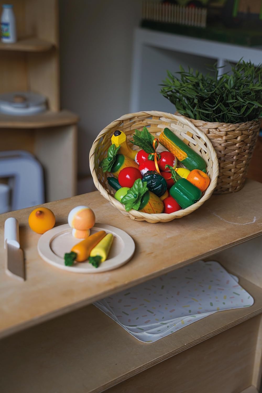 goki 51660 Obst- und Gemüse-Set, Holz, 22-teilig, im Holzkorb, Ø 21 cm, Spiellebensmittel für Kaufla