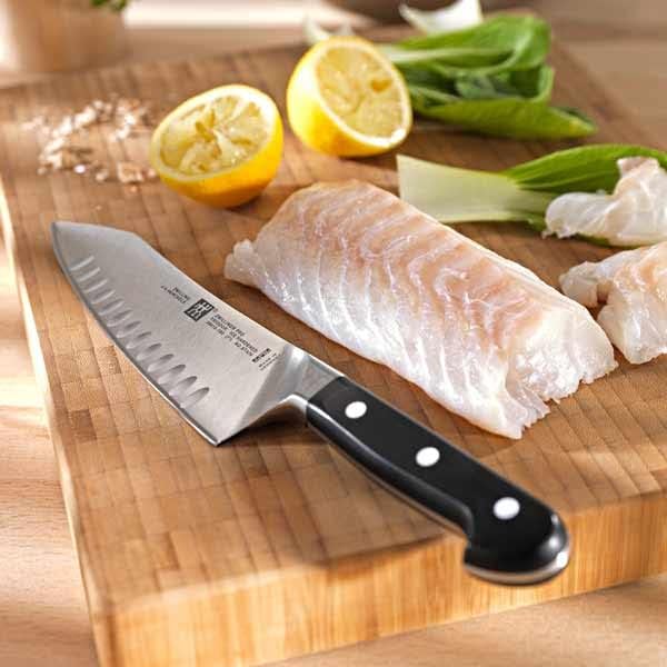 ZWILLING Pro Santokumesser, 18 cm, Klinge mit Kullen, Rostfreier Spezialstahl, Razor-Edge-Veredlung,