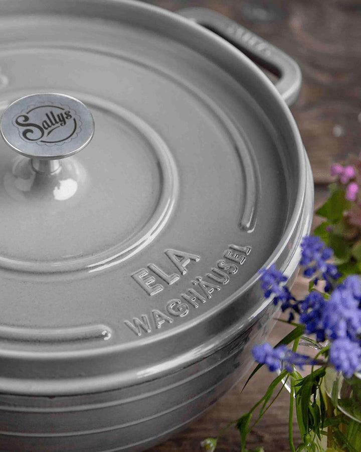 Sallys 'Ela' Deluxe Gusseisentopf - Robustes und Hochwertiges Kochjuwel für Perfektes Garen (Smokey