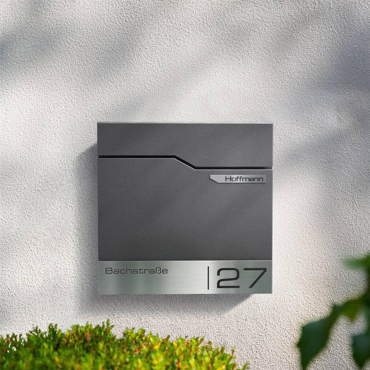 Metzler Design Briefkasten Thobe - inkl. V2A Edelstahl-Namensschild - Wandbriefkasten in Eisenglimme