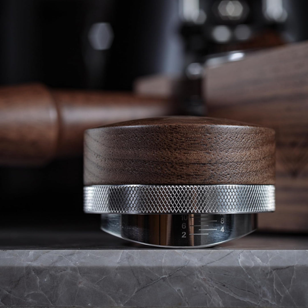 54mm Espresso Distributor – Verstellbarer Kaffee Leveler aus Edelstahl mit Walnussgriff, Passend für