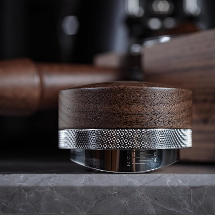 54mm Espresso Distributor – Verstellbarer Kaffee Leveler aus Edelstahl mit Walnussgriff, Passend für