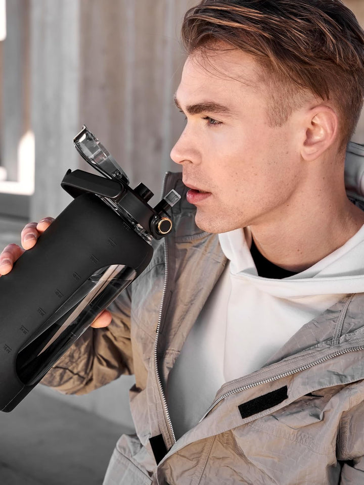 spottle Glasflasche 2 Liter - Trinkflasche 2L Glas mit Strohhalm - Grosse Wasserflasche mit Schutzhü