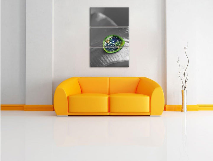 Pixxprint Erde in einem Tautropfen auf Blatt 3-Teiler Leinwandbild 120x80 Bild auf Leinwand