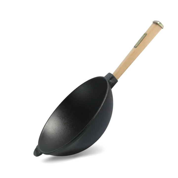 4BIG.fun Wokpfanne mit Holzgriff 26 cm aus Gusseisen Wok 2,8 L Outdoor Stielpfanne Camping Grillpfan