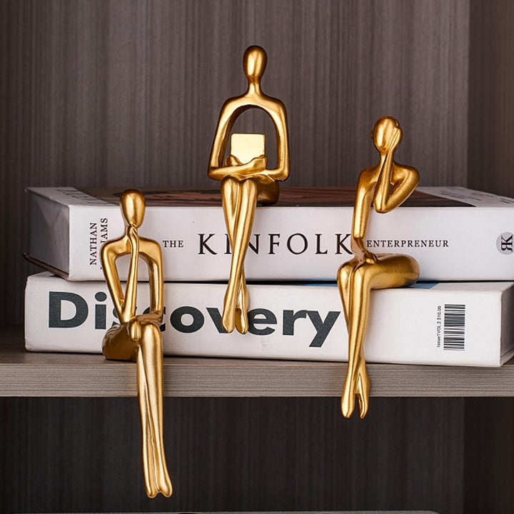 XYQXYQ Sitzende Figur, Abstrakte Skulptur Einer Denkenden Person auf einem Bücherregal, Goldfigur De