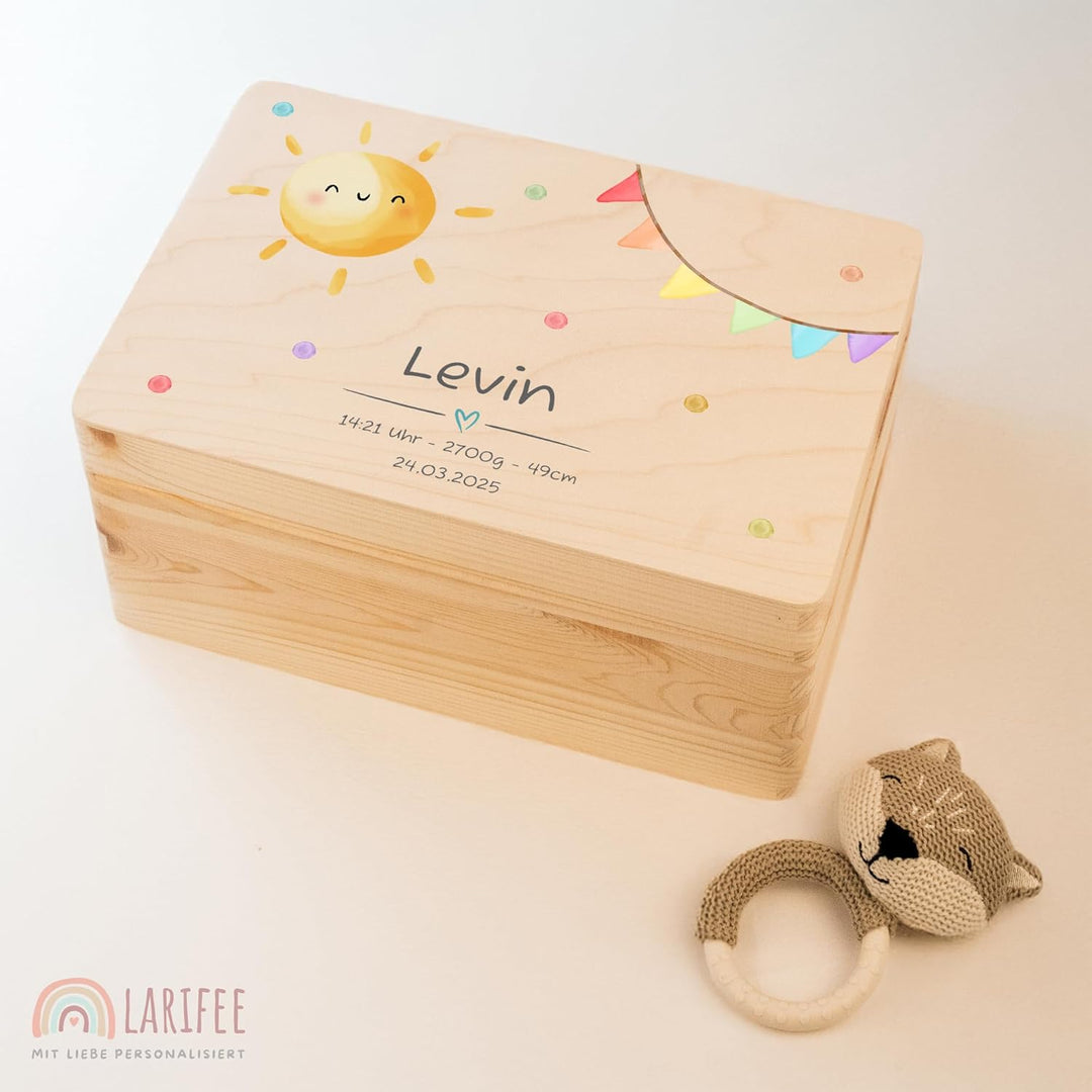 LARIFEE personalisierte Erinnerungsbox Sonne – Holzkiste für Baby Andenken klein 30x20x14 cm – Gesch