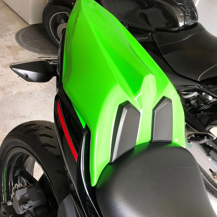 Replacement for Ninja650 Z650 Sitz Abdeckung Hinten Sozius Harte Solo Sitz Gugel Buckel für Ninja 65
