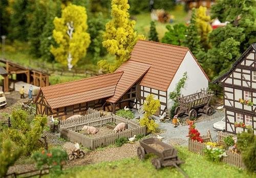 FALLER Landwirtschaftliches Gebäude mit Zubehör Modellbausatz mit 138 Einzelteilen 125 x 57 x 53mm I