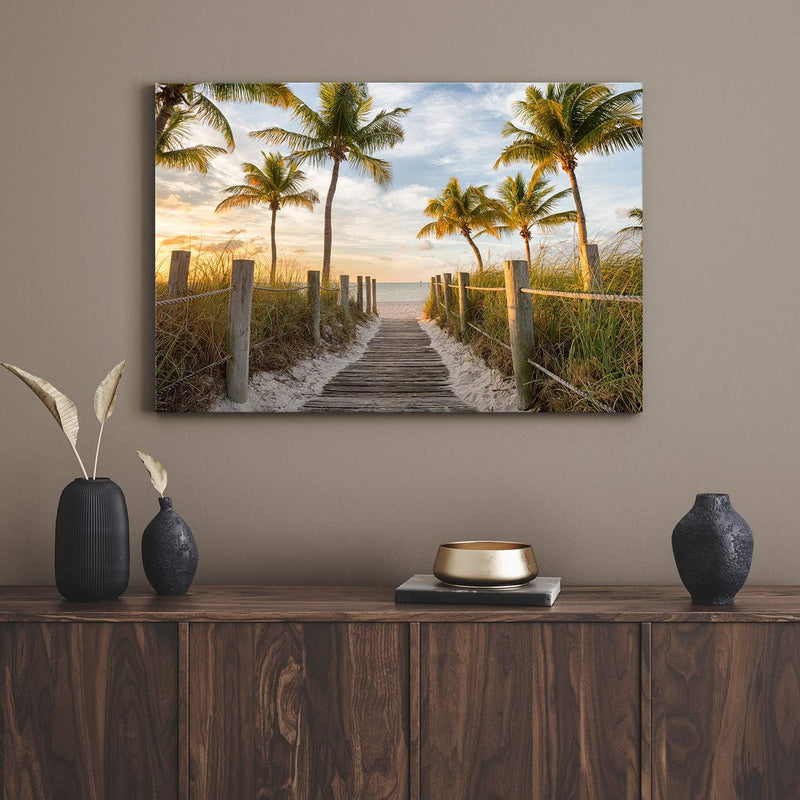 PICANOVA – Bild auf Leinwand Palmenweg zum Meer 80x60cm – Leinwandbild – Premium Leinwanddruck – Wan