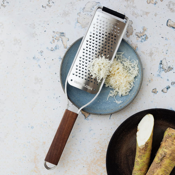 Microplane Küchenreibe Grob für Käse, Karotte, Ingwer, Schokolade & Kokosnuss aus der Master-Serie m