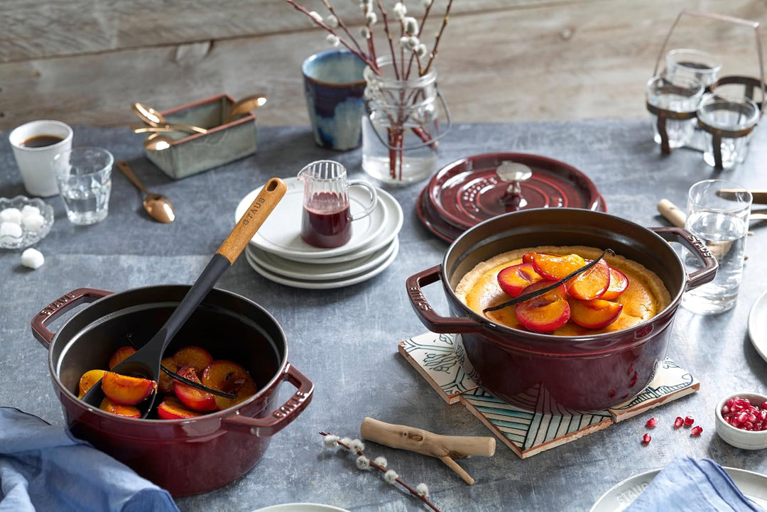 Staub 1101887 Cocotte, 18 cm rund, Bräter aus Gusseisen, grenadine