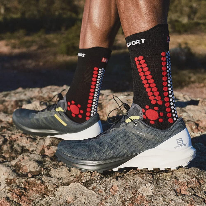 COMPRESSPORT Pro Racing Socken v4.0 Trail Socken, Schwarz/Rot, Grösse 42-44 Unisex-Erwachsene