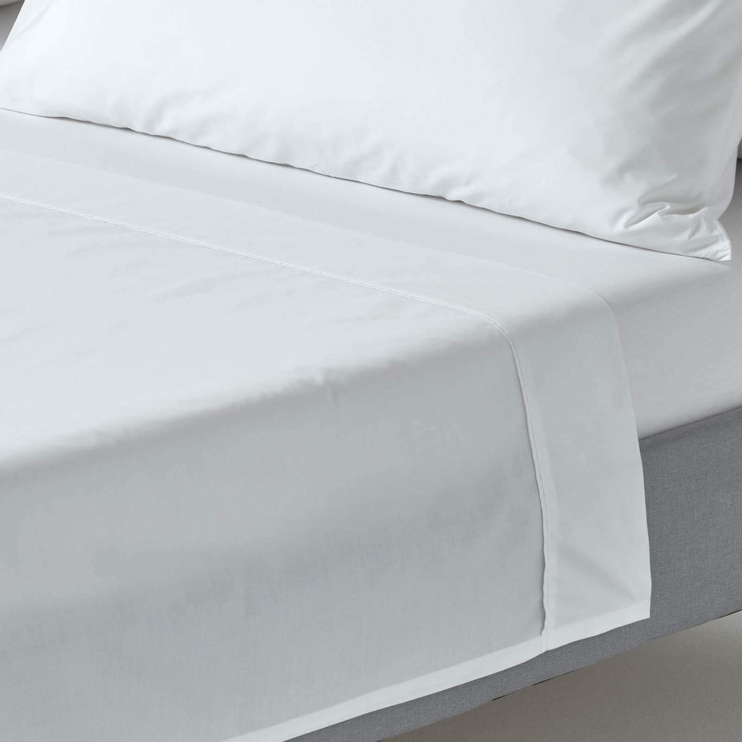 Homescapes Perkal Bettlaken ohne Gummizug weiss 230x255 cm, Baumwoll-Betttuch ohne Spannrand, Haustu