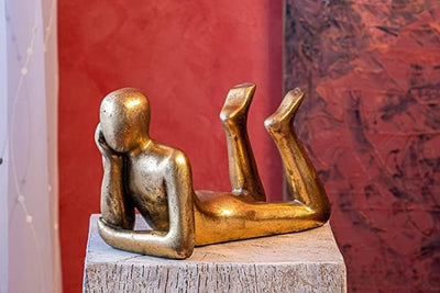 IDYL Moderne Skulptur Figur Sandsteinguss Lying Man | wetterfest |Farbe Gold | Masse 31x14x19 cm | D