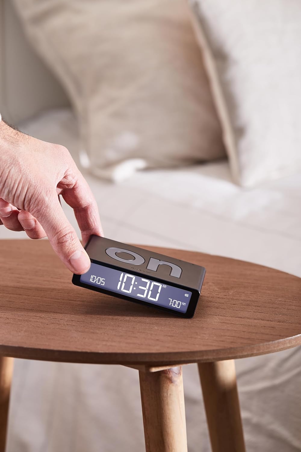 Lexon Flip Classic Digitaler Wecker mit umkehrbaren EIN/Aus-Seiten, wiederaufladbare Nachttischuhr m
