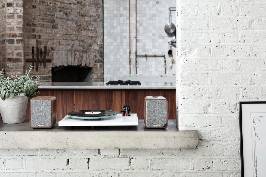RUARK AUDIO RUARK AUDIO MR1MK2-WALNUT MR1 Mk2 Aktive Bluetooth-Lautsprecher mit edlem Walnussfurnier