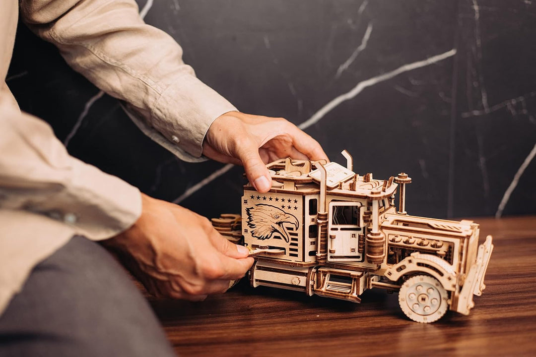 Wood Trick Big Rig Mechanischer Spielzeuglastwagen - Leistungsstarker Gummibandmotor - Realistischer