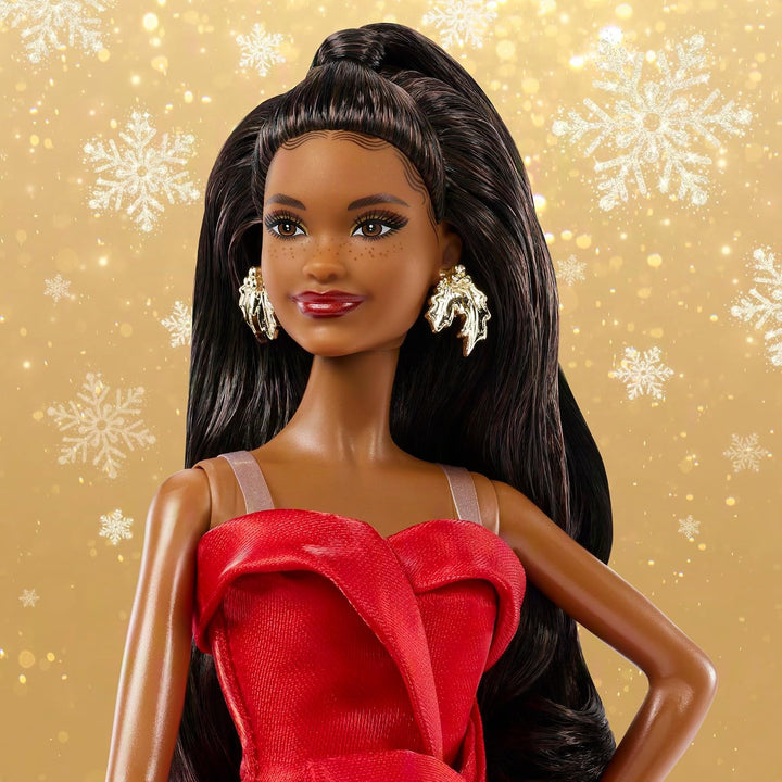 Barbie Signature-Puppe, Holiday 2026, schwarzhaarige Modepuppe | mit Schleifenkleid in Rot, saisonal