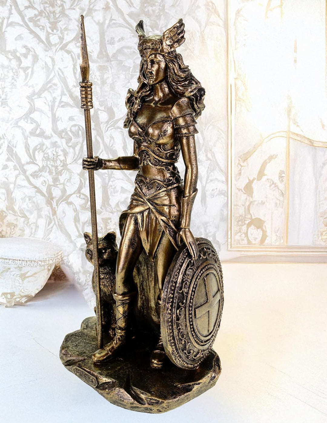 Kremers Schatzkiste germanische Göttin Freya in Rüstung mit Speer und Schild und Wildkatze Figur Odi
