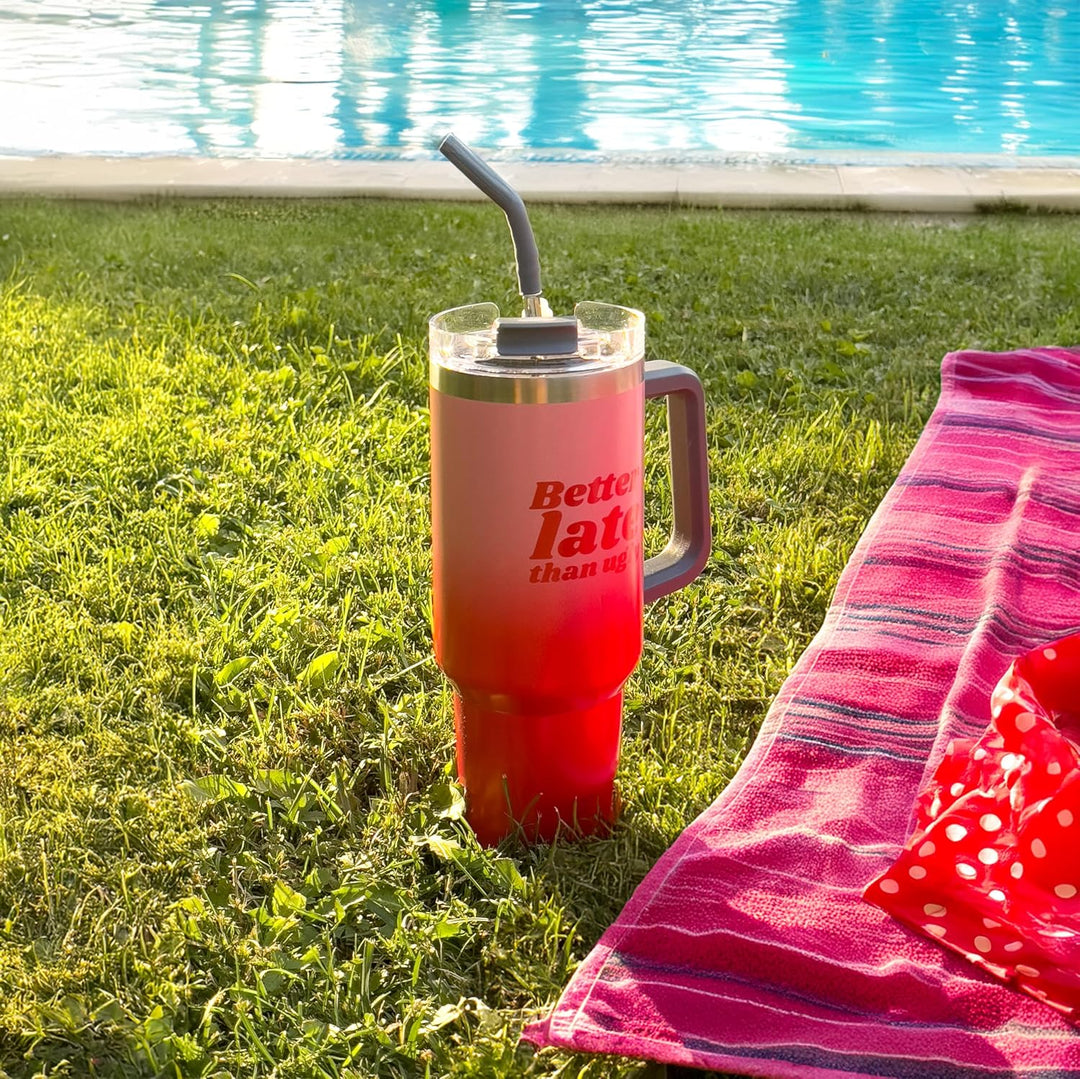Fisura – Thermoflasche 1,2 Liter "Better late“. Grosse Thermoflasche in rosa. Flasche aus Edelstahl.