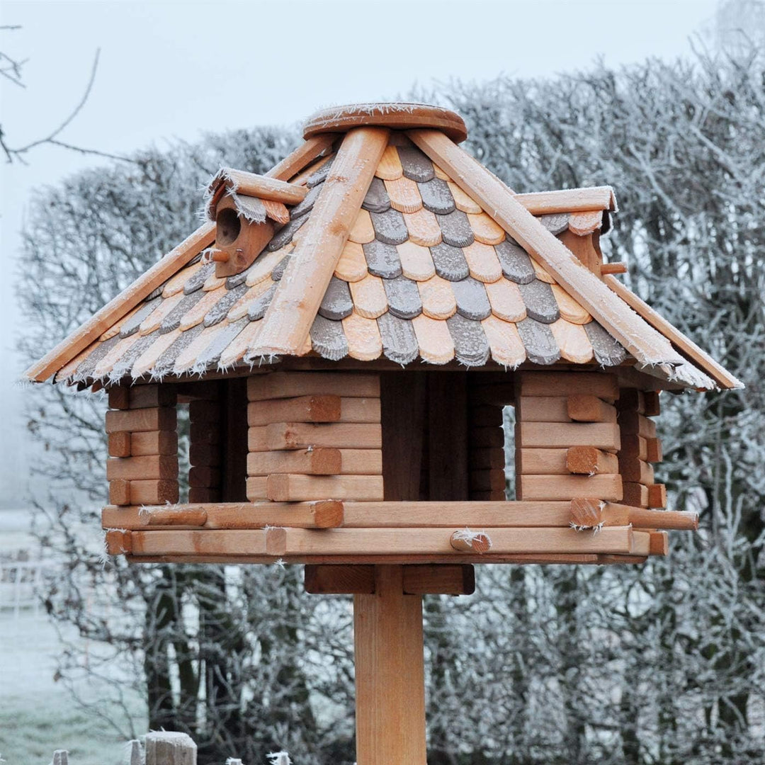 VOSS.garden Grosses Vogelhaus Herbstlaub, Imprägniertes Holz, 50cm Durchmesser Futterplatte, Mit Sit