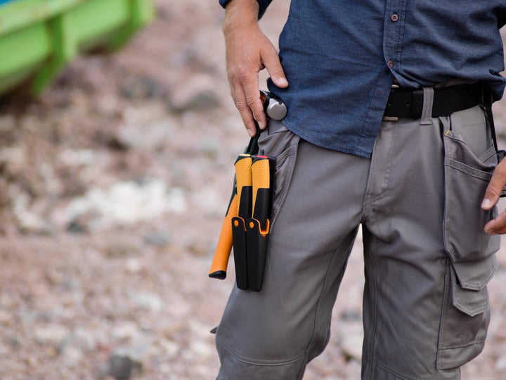 Fiskars Handwerkermesser inklusive Holster mit integriertem Messerschärfer, Gesamtlänge: 20,9 cm, Sc