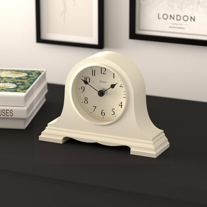 JONES CLOCKS® Speakeasy Tischuhr | Klassisches Napoleon Hut Desig | Hellcreme | Zeitgenössischer kla