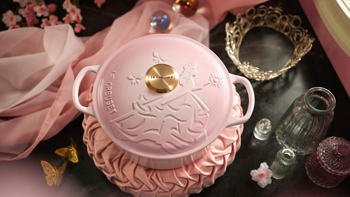 Le Creuset Wicked Collection Glinda Rundkasserolle aus Gusseisen mit Prägung