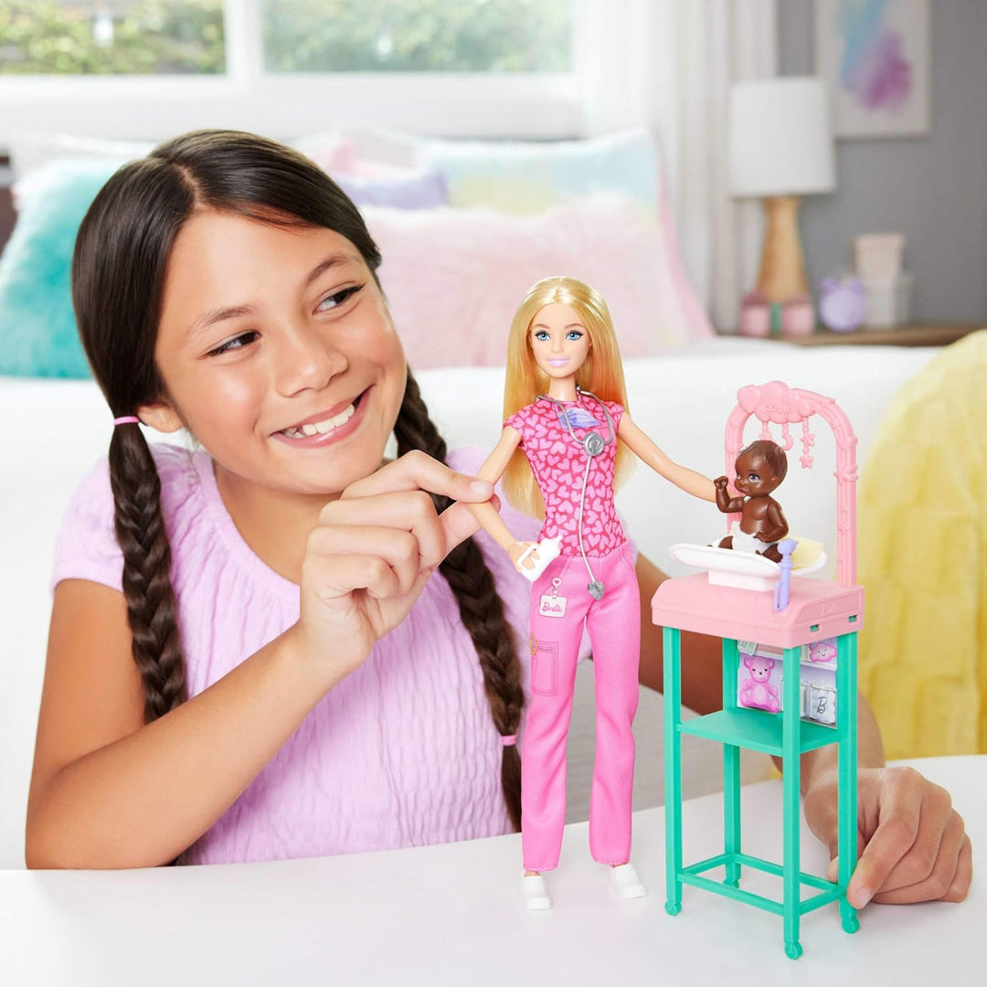 Barbie Kinderärztin-Puppe mit blonder Modepuppe und pinkfarbenem Kittel-Set, 1 Baby-Patientenpuppe m