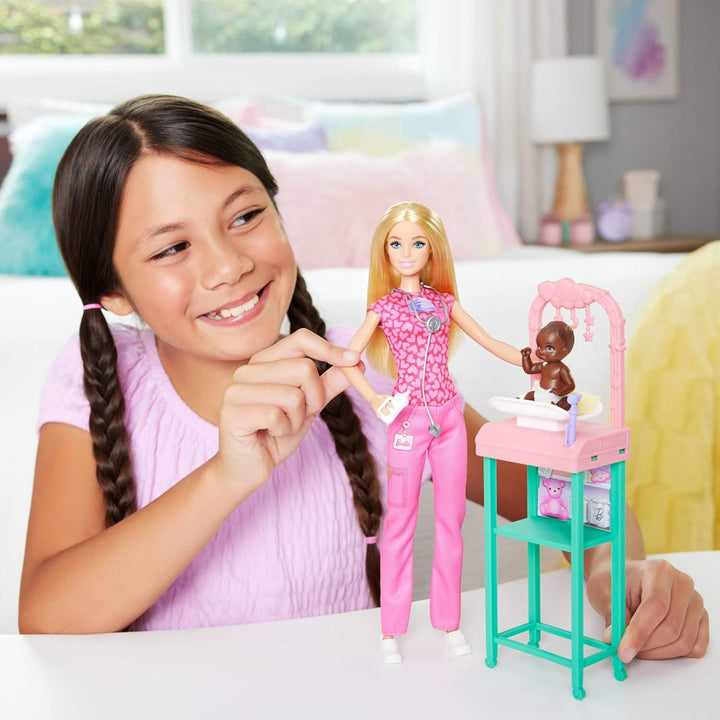 Barbie Kinderärztin-Puppe mit blonder Modepuppe und pinkfarbenem Kittel-Set, 1 Baby-Patientenpuppe m