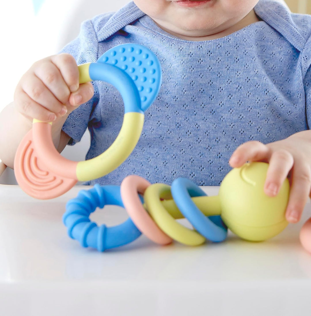 Hape Rassel- und Beissring-Set aus Reiskunststoff, Babyspielzeug, Ringrassel und klappernder Beissri
