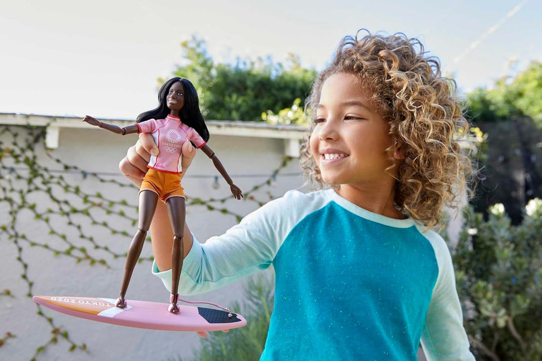 Barbie GJL76 - Olympische Sommerspiele Tokyo 2020 Surferin Puppe mit Outfit, Tokyo 2020-Jacke, Medai