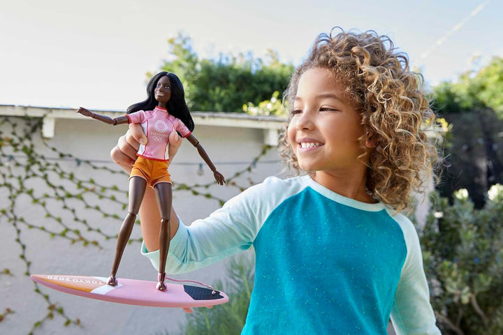 Barbie GJL76 - Olympische Sommerspiele Tokyo 2020 Surferin Puppe mit Outfit, Tokyo 2020-Jacke, Medai