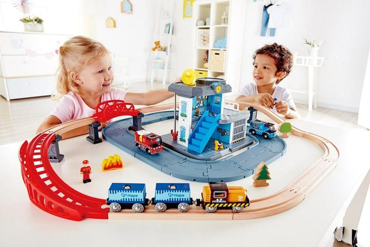 Hape Notfall-Hauptquatier mit Eisenbahnstrecke aus Holz und Strasse, ab 3 Jahren