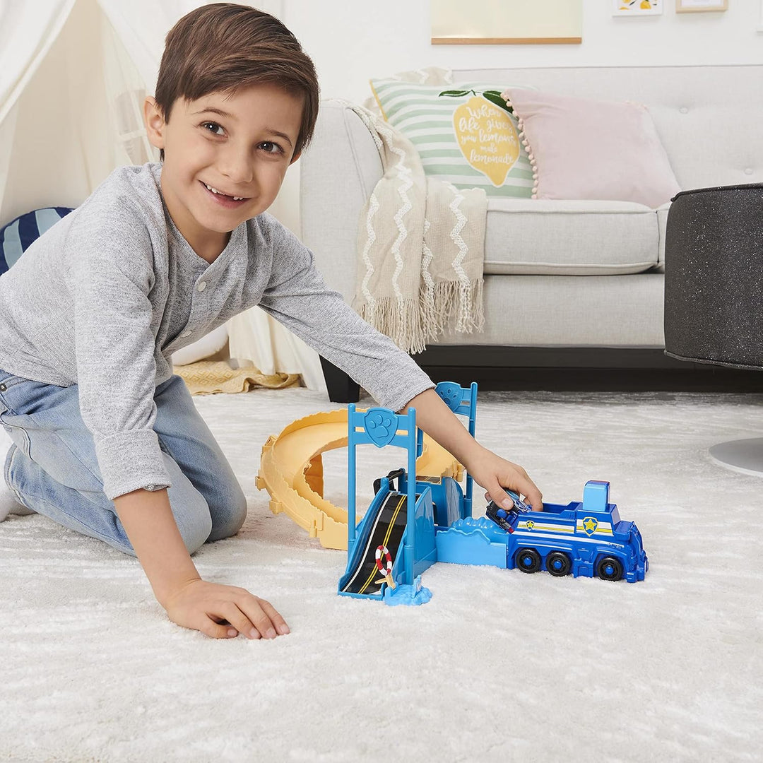 PAW PATROL True Metal Chases Police Rescue Rennstrecken-Set mit Metall-Fahrzeug von Chase, Massstab
