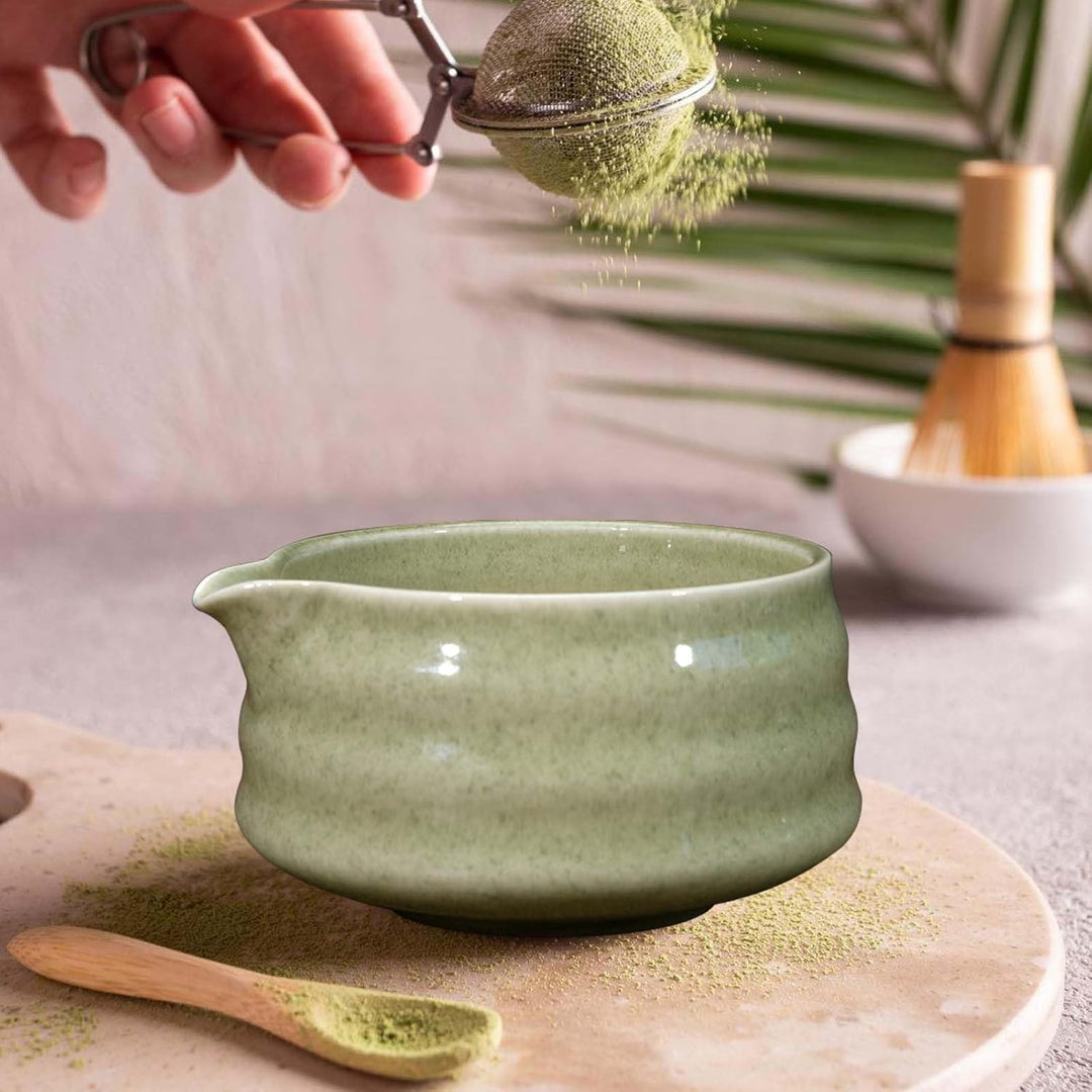 Japanische Matcha-Schale aus Keramik mit Ausgiesser, Ständer für Schneebesen und traditionellen Chaw