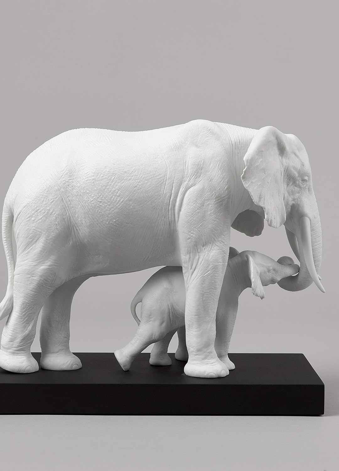 LLADRÓ Elefanten-Skulptur Den Weg Weisen (Weiss). Elefant. Porzellan.