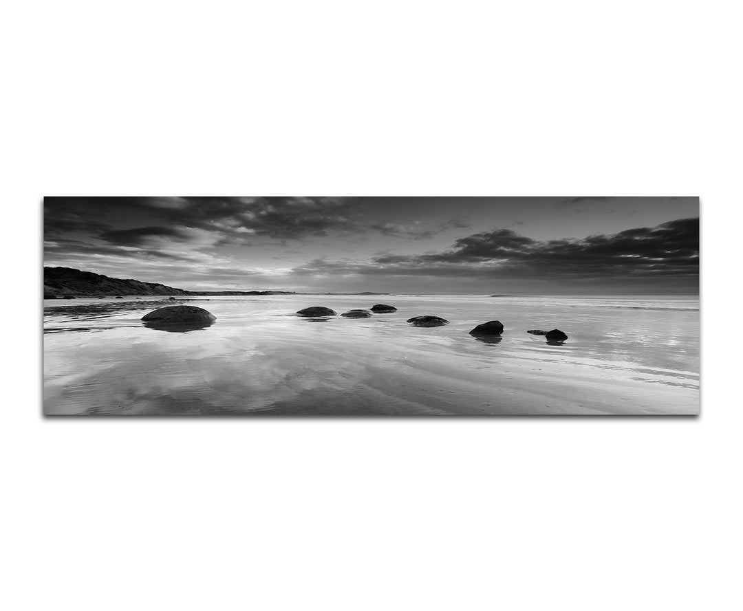 Paul Sinus Art Leinwandfoto als Panorama SCHWARZ/Weiss 120x40cm Neuseeland Meer Strand Steine Morgen