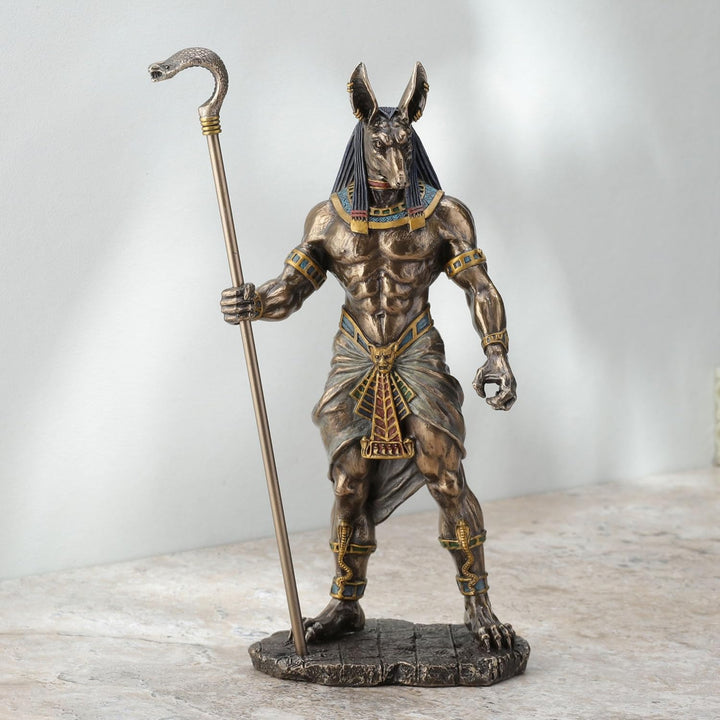 Veronese Design 26,7 cm hohe ägyptische Gott-Anubis mit Kobra-Kopf-Zepter-Statue