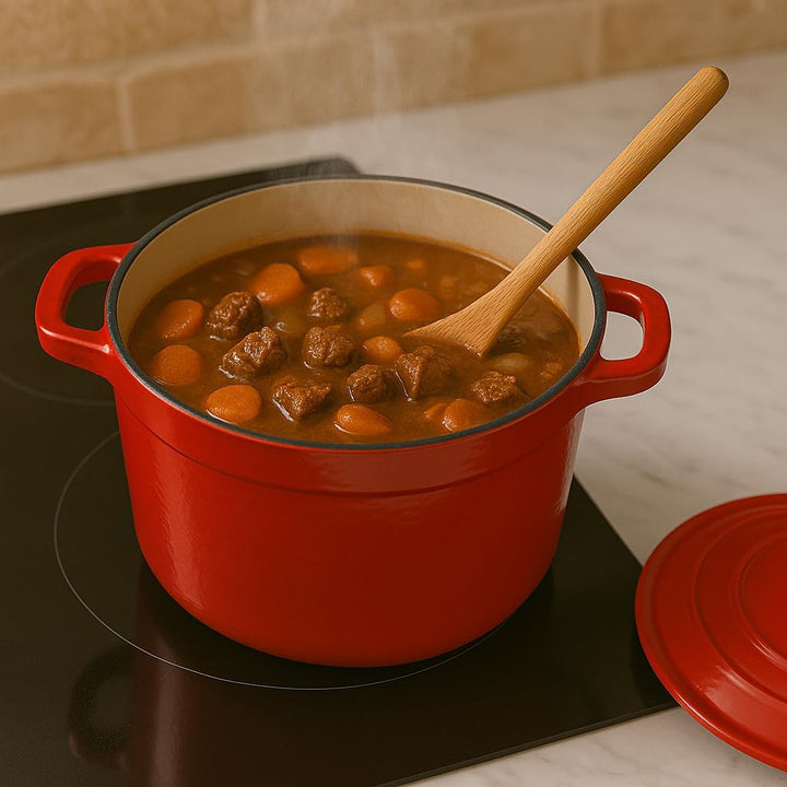 Runder Kochtopf aus Gusseisen mit glasierter Keramikbeschichtung, Cocotte mit Deckel. Gourmet Tools