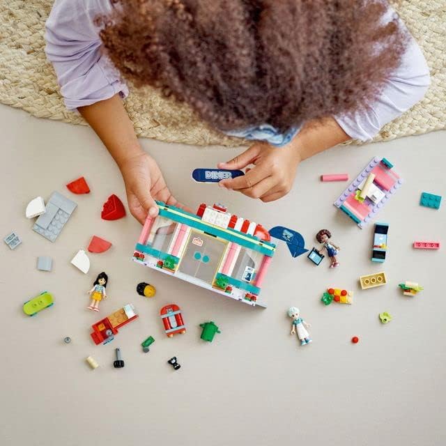 LEGO 41728 Friends Restaurant in der Innenstadt mit Spielzeug Mini-Puppen Liann, Aliya und Charli au