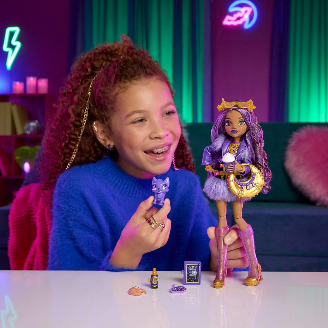 Monster High-Puppe, Clawdeen Wolf in violetter Moto-Jacke und Fellrock mit Wolfsjungem Crescent und