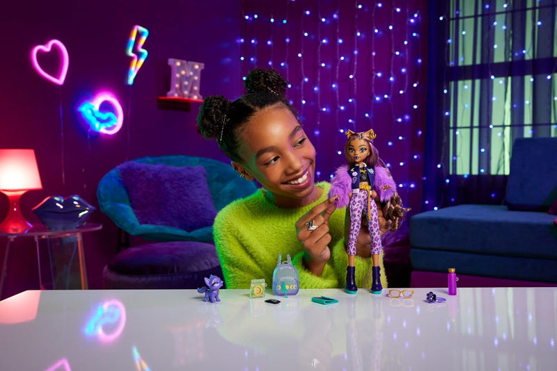 Monster High Clawdeen Wolf-Puppe mit Hund Crescent und Accessoires wie Rucksack & Cleo de Nile Puppe