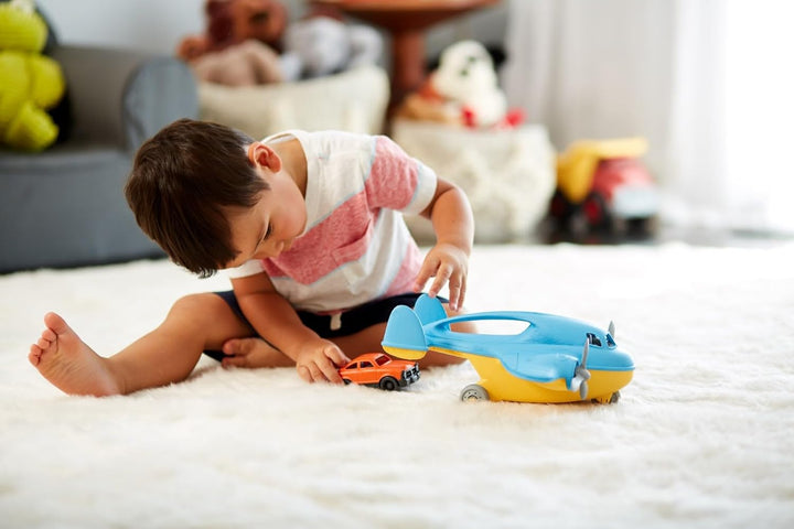 Green Toys 8601399, Frachtflugzeug mit Auto, Spielflugzeug, nachhaltiges Spielzeug für Kinder ab 3 J