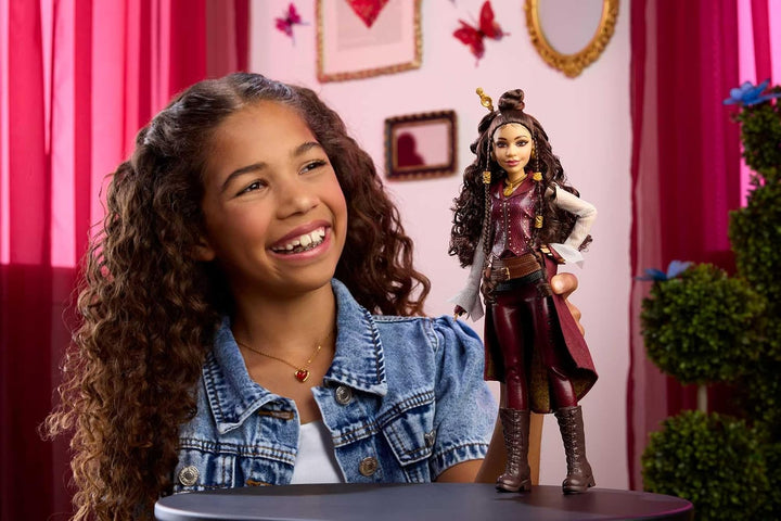 Mattel Disney „Descendants: Wicked Wonderland“ Modepuppe und Accessoires, Hazel Hook, Tochter von Ca