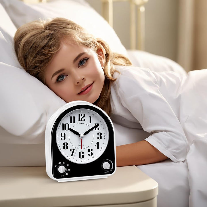 Eachui Analog Wecker mit 7 Alarmtöne, Nachtlicht, Snooze, Kein Ticken, Geräuschlos mit Einstellbare