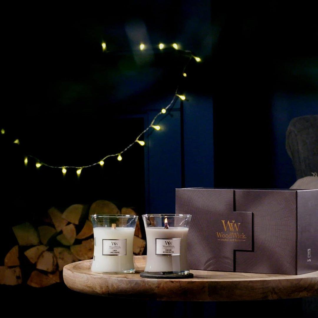 WoodWick Duftkerzen-Geschenkset | Fireside & Linen, Duftkerze im Sanduhrglas mit knisternden Dochten
